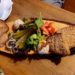 Marstall Boitzenburg - Hausbrot mit Schmalz & Gewürzgurke