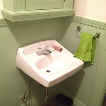 Arundel Mansion - Bathroom sink - Hotels Near Me - New Westminster, British Columbia Arundel Mansion - Bathroom sink - Hotels Near Me - New Westminster, British Columbia