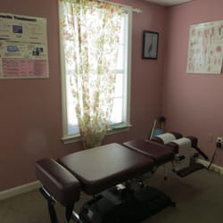 Deveuve Lori Chiropractor - Pleasant treatment area....