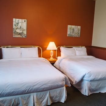 Royal Hotel - If you need two queen beds, we have both Antique and modern rooms for you. - Hotels Near Me - Chilliwack, British Columbia