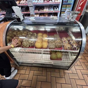 Dandee Donut Factory - Huge muffins - Donuts Near Me - Pompano Beach, Florida Dandee Donut Factory - Huge muffins - Donuts Near Me - Pompano Beach, Florida