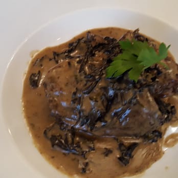 La Gare - Riasling braised quail with black trumpet mushrooms - French Near Me - Prague, Puerto Rico