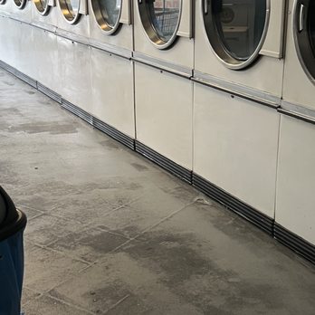 Sparkle Laundry Lounge - Dirty and gross - Laundromat Near Me - Burbank, California Sparkle Laundry Lounge - Dirty and gross - Laundromat Near Me - Burbank, California