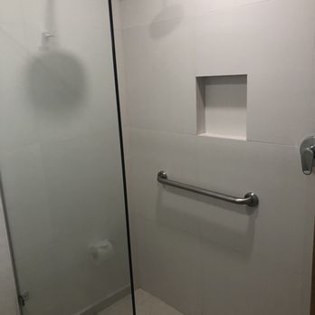Courtyard by Marriott - Shower...very relaxing - Hotels Near Me - Cancún, ROO