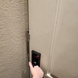 Cannery Row Inn - How the deadbolt is supposed to work.