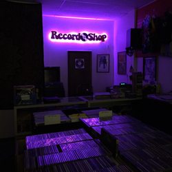 Vinnys Vinyl - Vinyl records cassette tapes cds music memorabilia and much more.