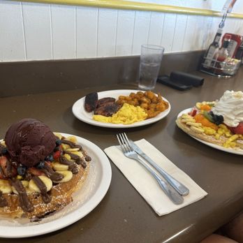 Eggs 'n Things - Waikiki Beach Eggspress - Açaí waffle, eggs, sausage, totatoes, All Fresh Fruit Rainbow Pancakes - Breakfast & Brunch Near Me - Honolulu, Hawaii