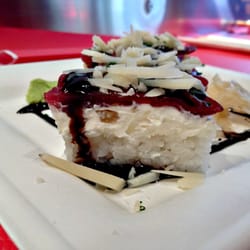 Noodles - Brisa: maki con bresaola, crema di philadelphia e noci, scaglie di grana, serviti con glassa di aceto balsamico. Che bontà!