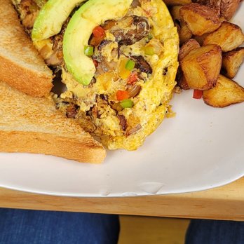 Huskey’s Kitchen - Jamrock Omelet no bacon, added spinach & avocado!! Baby the jerk chicken is moist & tender. The right amount of flavor & deliciousness!! - Breakfast & Brunch Near Me - Decatur, Georgia