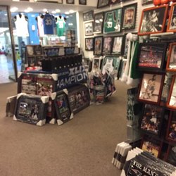 Hometown Collectibles - Hometown Collectibles of North Attleborough -- Emerald Square Mall : 999 Washington Street / Route 1, North Attleborough           Interior