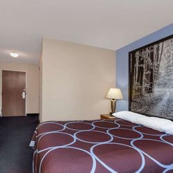 Super 8 by Wyndham Adrian - Guest room