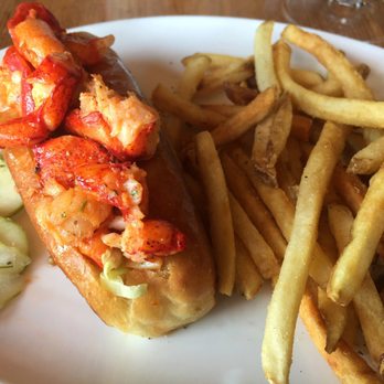 22 Bowen's - Warm or Cold Lobster Roll - New American Near Me - Newport, Rhode Island