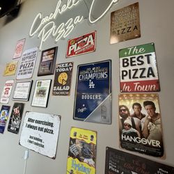 Coachella Pizza Company - Decor