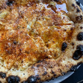 Swyft Restaurant - Yellow Jacket pizza - Bars Near Me - Kent, Connecticut