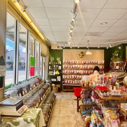 Lin's Hawaiian Snacks - Simple, clean decor
