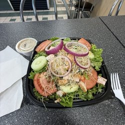 Big Easy Bagel & Deli - Grilled chicken filet garden salad
