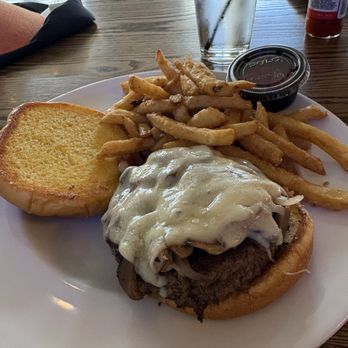 Lakeside Lodge Clemson - Mushroom Swiss burger - Resorts Near Me - Seneca, South Carolina