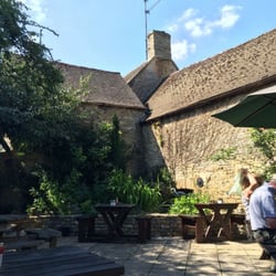 Cotswold Arms - The idyllic courtyard 'out back'