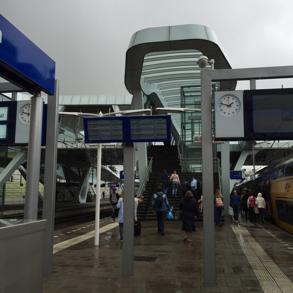 Arnhem Centraal - Stairs going up and over - Train Stations Near Me - Arnhem, GE