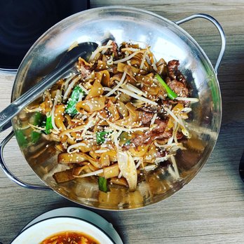 9 Queen Chinese - Wok Fried Beef Ho Fun - Chinese Near Me - Brampton, Ontario