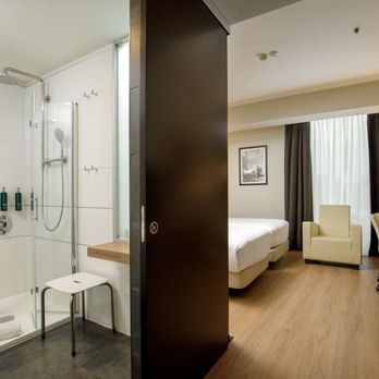 DoubleTree by Hilton Hotel Milan - Guest room bath - Hotels Near Me - Milan, Michigan