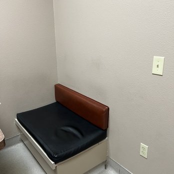 Animal Emergency Center - Animal Emergency Center 3340 E. Patrick Ln, Las Vegas, NV 89120 Patient Room waiting on the vet techs and vet - Veterinarians Near Me - Las Vegas, Nevada Animal Emergency Center - Animal Emergency Center 3340 E. Patrick Ln, Las Vegas, NV 89120 Patient Room waiting on the vet techs and vet - Veterinarians Near Me - Las Vegas, Nevada