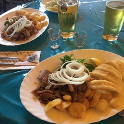 Köngener Mühle - Hauptspeise, Kalamris und Gyros mit Kartoffelscheiben, Salat und Tzaziki