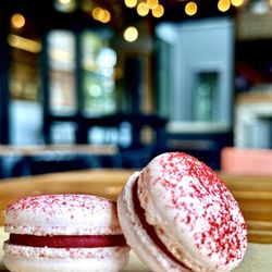 Petite FSE - Raspberry + beet macarons