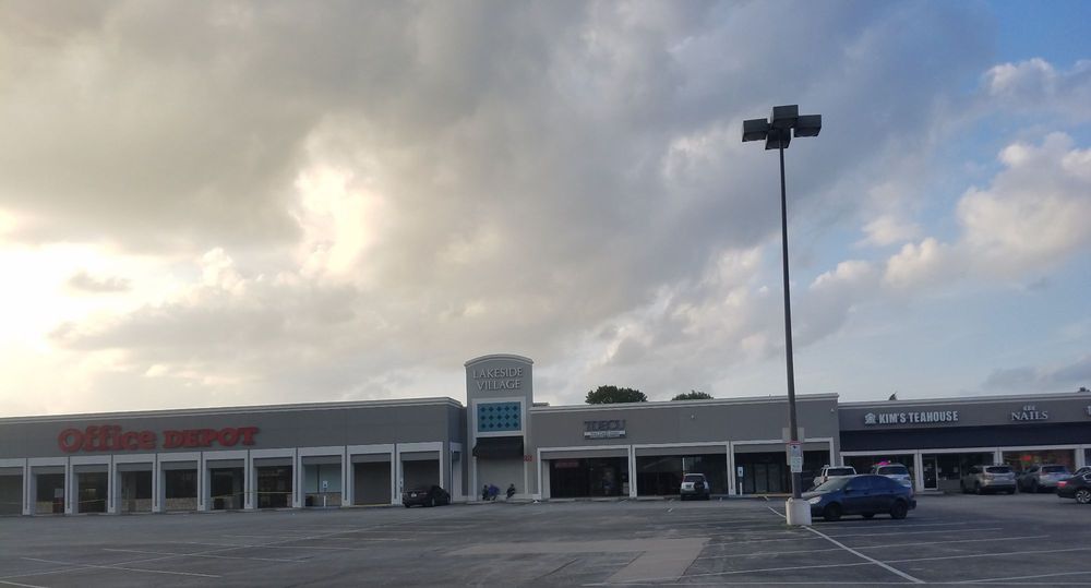 Lakeside Village Shopping Center Logo