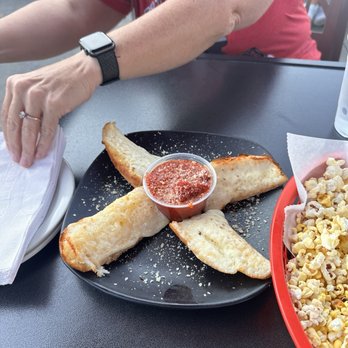Benny's Pizza - Garlic Bread with Cheese - 4 Piece - Pizza Near Me - Marysville, Ohio