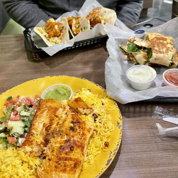 Fuentes Cafe - Salmon platter, fish tacos and chicken, spinach, mushroom and cheese quesadilla - Cafes Near Me - Lutherville-Timonium, Maryland