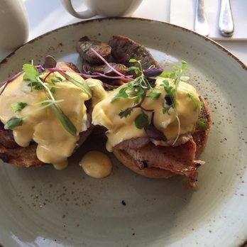 Café on Kohi - Eggs Bene with bacon and port sausage - Cafes Near Me - Auckland, AUK