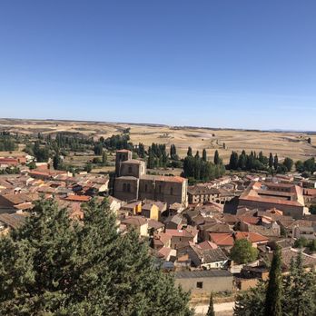Winebus - A town view from a castle - Wine Tours Near Me - Madrid, M