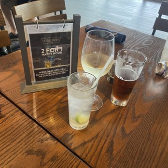 Flight Deck Pub - Weekday Happy Hour Deal: BOGO Free Beer, Wine, or Well Cocktails - Pubs Near Me - St. Louis, Missouri