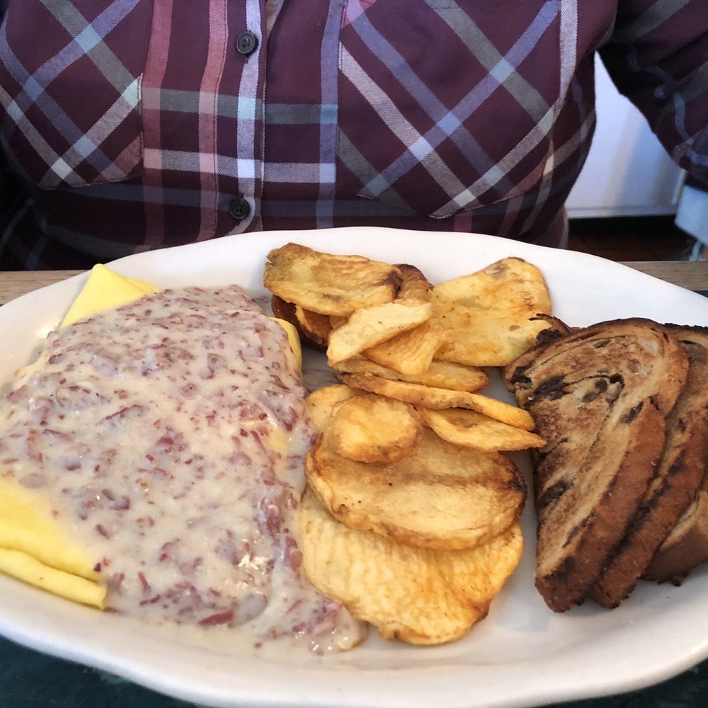 Katie's Kitchen - Cheese omelette with creamed chipped beef on top, homefries and cinnamon raisin toast - Ice Cream & Frozen Yogurt Near Me - Strasburg, Pennsylvania