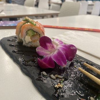Mares Real Peruvian Cuisine - Maki salmon roll - Peruvian Near Me - Orlando, Florida