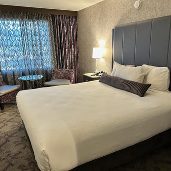 Grande Exposition Hall - King bed. - Hotels Near Me - Reno, Nevada Grande Exposition Hall - King bed. - Hotels Near Me - Reno, Nevada