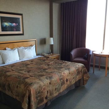 Oakes Hotel - King bed. - Hotels Near Me - Niagara Falls, Ontario Oakes Hotel - King bed. - Hotels Near Me - Niagara Falls, Ontario