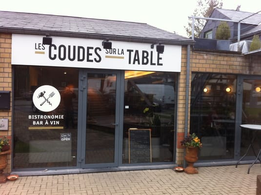 Les Coudes sur la Table by null