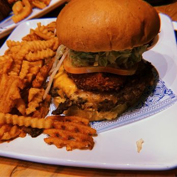 Guy Fieri's - Beef burger with the lettuce and tomato (which I asked not to be put on). - American Near Me - Cancún, ROO Guy Fieri's - Beef burger with the lettuce and tomato (which I asked not to be put on). - American Near Me - Cancún, ROO