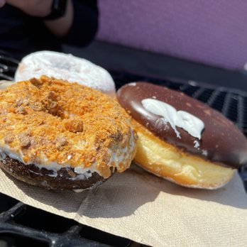 Voodoo Doughnut - Butterfinger donut Portland cream Powdered Sugar Cake - Donuts Near Me - Portland, Oregon Voodoo Doughnut - Butterfinger donut Portland cream Powdered Sugar Cake - Donuts Near Me - Portland, Oregon