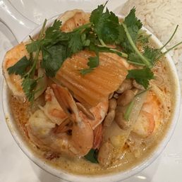 Massaman curry with plentiful shrimp.