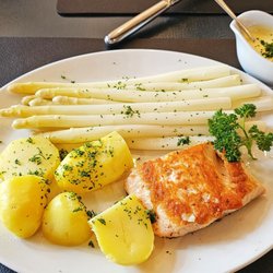Porter-House - Gegrilltes Lachsfilet mit Spargel, Kartoffeln, Sauce Hollandaise