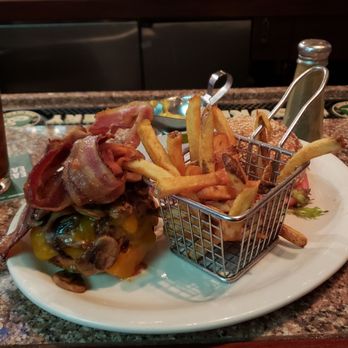 Hunters Steak & Ale House - Happy hour burger special - Steakhouses Near Me - Brooklyn, New York