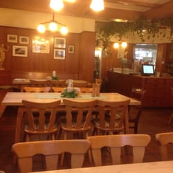 Brauerei Gasthof Lamm-Bräu - Small indoor dining area.