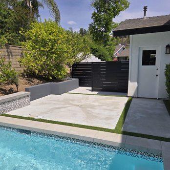 Calcoast Fencing - Tidy yard now, love our new aluminum fence! - Fences & Gates Near Me - Los Angeles, California Calcoast Fencing - Tidy yard now, love our new aluminum fence! - Fences & Gates Near Me - Los Angeles, California