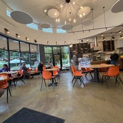 Vic's Pizzeria - Dining area
