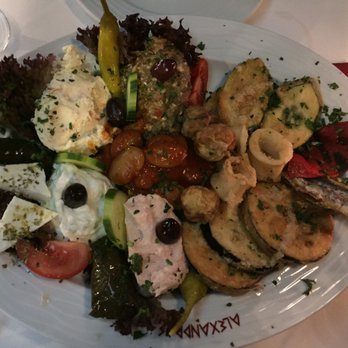 Alexandros - Vorspeisenplatte, die Saucen waren lecker. - Greek Near Me - Hamburg, HH