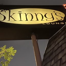 a sign for skinny's lounge a sign for skinny's lounge