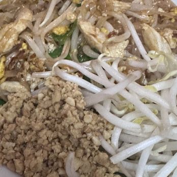 Hollywood Thai - Pad Thai with chicken - Thai Near Me - Los Angeles, California Hollywood Thai - Pad Thai with chicken - Thai Near Me - Los Angeles, California